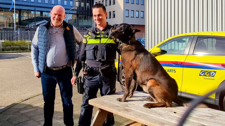 Politiehond Nero met Alfred Kappert en Corné Derksen - Foto: Ewoud ten Kleij