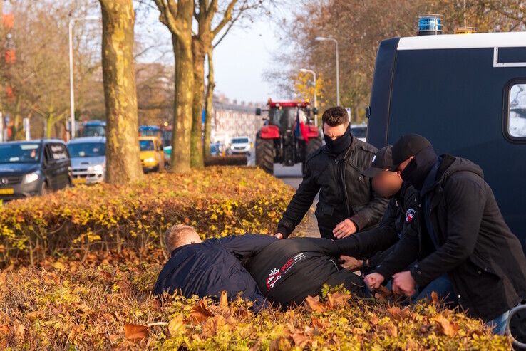 OM maakt foutje: Vrijspraak voor Urker die politieshovel tegenhield bij boerenprotest in Zwolle - Foto: Peter Denekamp