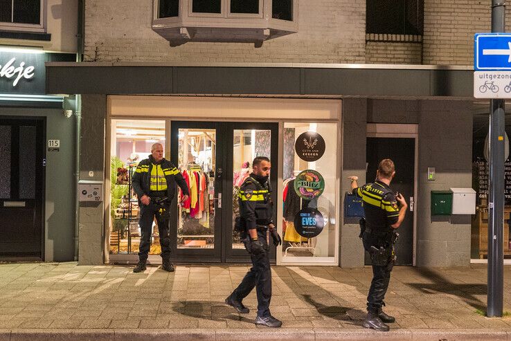 Cutszooi, pas geopende kapperszaak in Assendorp slachtoffer van gewapende overvaller - Foto: Peter Denekamp