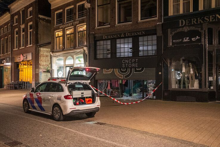 Ramkrakers slaan op de vlucht met peperdure kleding in Zwolle, politie vat ze snel in de kraag - Foto: Peter Denekamp