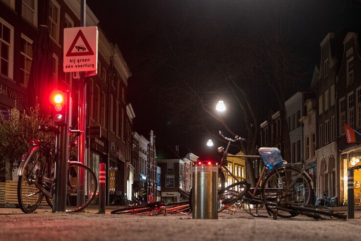 Ramkrakers slaan op de vlucht met peperdure kleding in Zwolle, politie vat ze snel in de kraag - Foto: Peter Denekamp