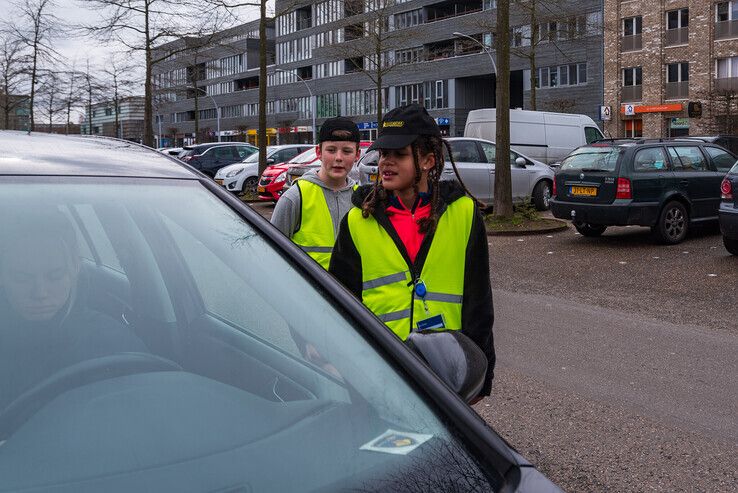 Overlast en criminaliteit vieren hoogtij in Stadshagen, politiekids stellen orde op zaken - Foto: Peter Denekamp