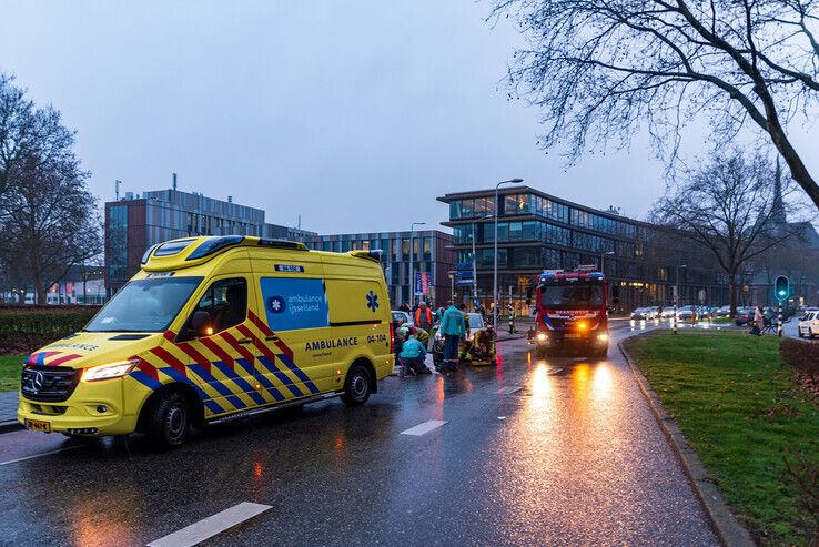 Brandweer bevrijdt meisje uit spaken van fiets in Assendorp - Foto: Peter Denekamp