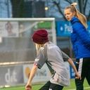 Jeugdspeelsters Be Quick ’28 krijgen voetballes van PEC Zwolle vrouwen