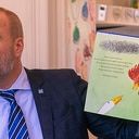 Wethouder Klaas Sloots leest kinderen voor bij kinderdagverblijf in Zwolle
