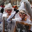 Carnaval in Beeld: Stortbui tijdens optocht