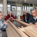 Senioren sjoelen weer dankzij nieuwe bakken