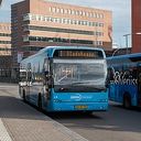 Lege bussen rijden af en aan op busstation; dienstregeling wordt aangepast