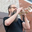 Trompettist en saxofonist spelen taptoe in de Aa-landen