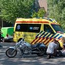 Motorrijder naar ziekenhuis na botsing op Luttenbergstraat