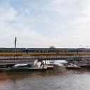 Eerste deel extra spoorbrug over Nieuwe Wetering geplaatst