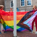 Wethouder hijst regenboogvlag in Zwolle