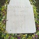 Na ruim honderd jaar gedenksteen op het graf van Daniël Lako.