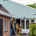 Dak van loods vliegt in brand in Zwolle-Zuid