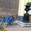 Oproep politie Zwolle aan jongens die twee blauwe fietsen meenamen bij De Librije