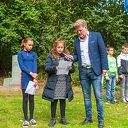 Kinderen herdenken oorlogsslachtoffers in park Het Engelse Werk