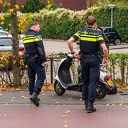 Scooter en auto komen in botsing op Van Karnebeekstraat