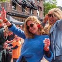 Zingen, bier drinken en dansen: Zwolle gaat helemaal los op Koningsdag