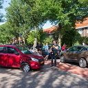 Automobiliste raakt macht over stuur kwijt en ramt geparkeerde auto’s in Assendorp