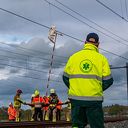 Hulpverleners urenlang bezig met redding zwaargewond zwanenkoppel op spoorlijn Zwolle – Meppel