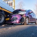 Automobiliste ramt bedrijfswagen van wegwerkers op Hasselterweg